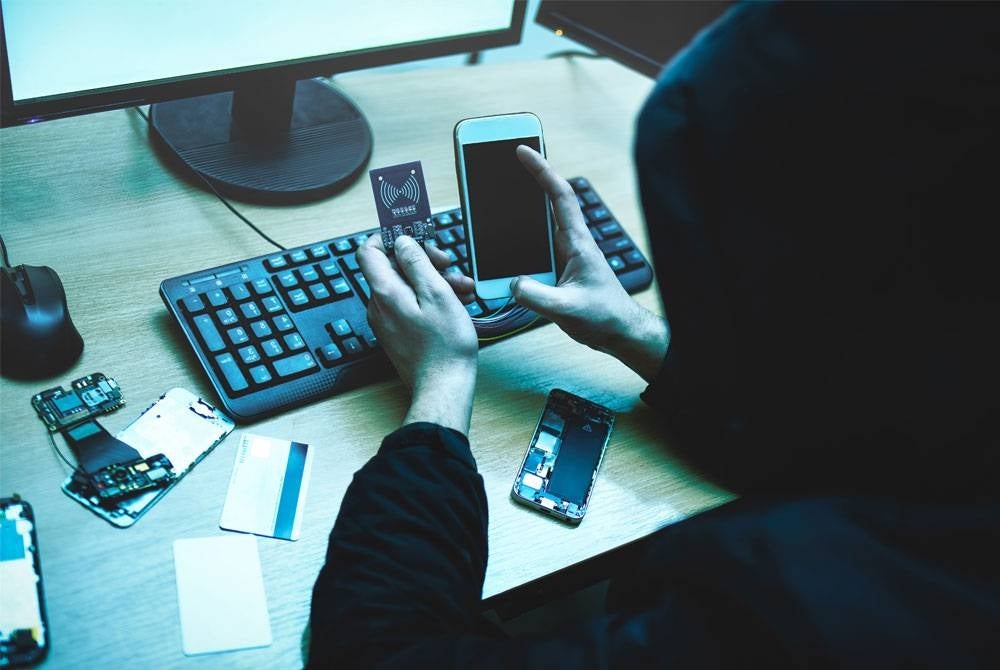 Berbanding Love Scam, Macau Scam, dan scam lain menggunakan panggilan telefon, taktik penipuan terbaru ini nampak lebih realistik kerana mangsa pada awalnya menerima keuntungan. - Gambar hiasan 123RF