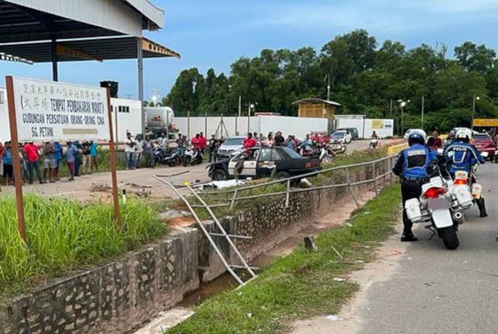 Kejadian dipercayai berlaku apabila kereta dipandu Ganesan dalam keadaan laju ketika cuba melintasi persimpangan lampu isyarat di Jalan Lencong Timur, di Sungai Petani kira-kira jam 5 petang Isnin. - Foto ihsan polis