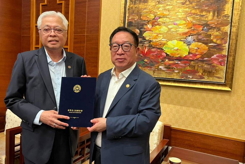 Jincai menyerahkan watikah lantikan Presiden Kehormat WUAVF kepada Ismail dalam satu majlis sempena Kongres Dunia Ke-7 di Shezen, China, pada Sabtu.