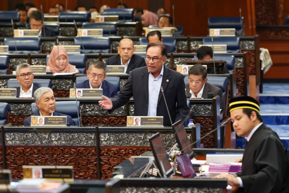 Anwar ketika sesi soal jawab pada Persidangan Dewan Rakyat di Bangunan Parlimen pada Selasa. - Foto Bernama