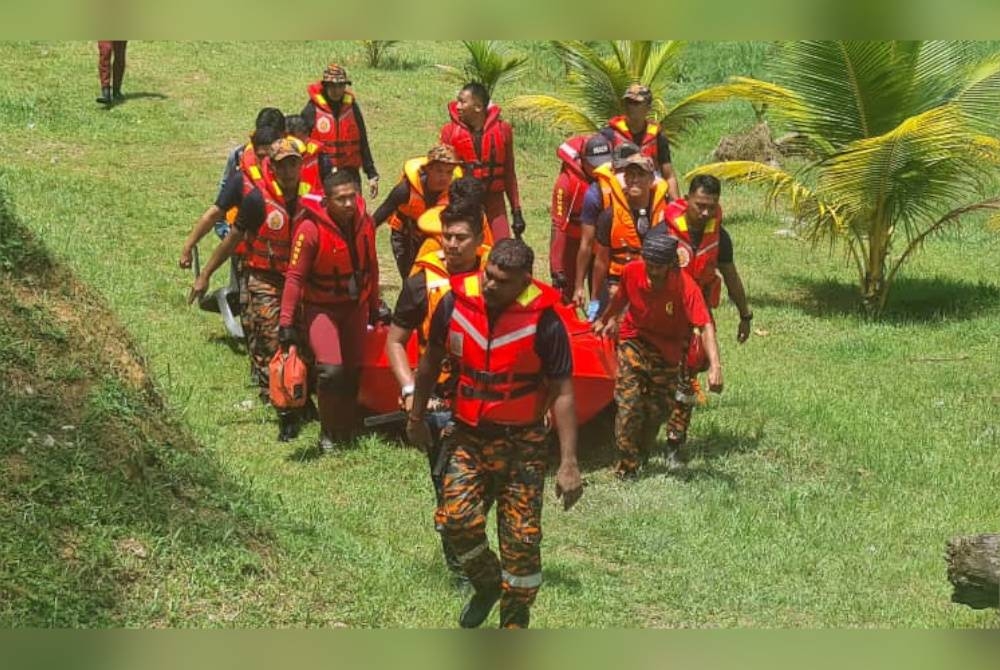 Mayat kanak-kanak lelaki yang dilaporkan hilang ketika mandi berjaya ditemui oleh pasukan penyelamat pada operasi hari empat di Tanjung Malim pada Selasa. - Foto ihsan Bomba Perak