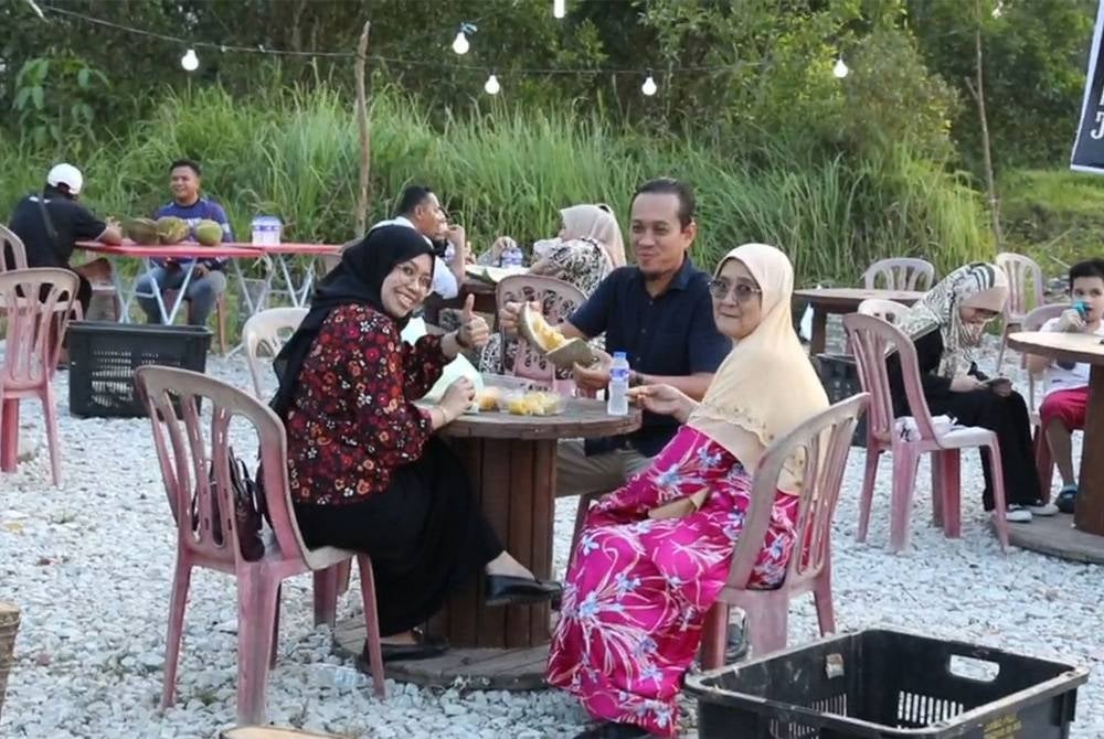 Ruang makan turut disediakan oleh Mohd Kamarul bagi memudahkan pelanggan menikmati raja buah itu.
