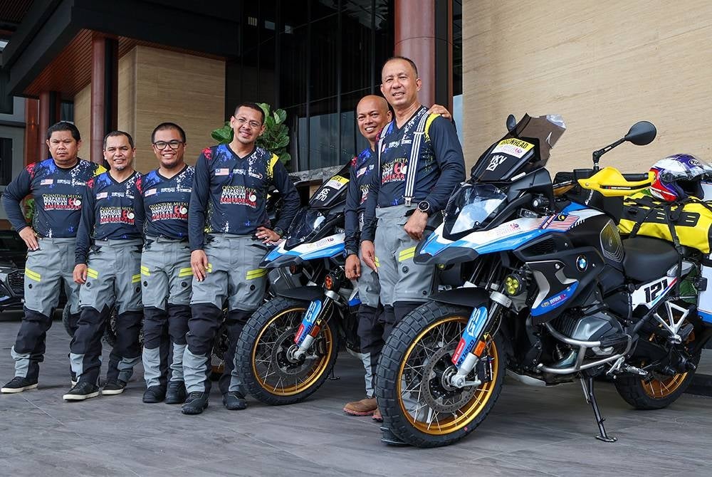 Enam rakyat Malaysia akan memulakan Ekspedisi Perpaduan Watikah Kemerdekaan 66 London-Kuala Lumpur 2023 bermotosikal dari London ke Kuala Lumpur bermula 20 Jun ini. - Foto Bernama