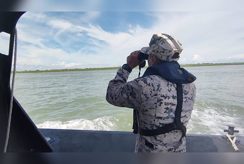 Operasi Carilamat diaktifkan bagi mencari dua beradik yang dikhuatiri lemas selepas perahu yang dinaiki mereka dipukul ribut di perairan Kuala Sala pada Selasa.