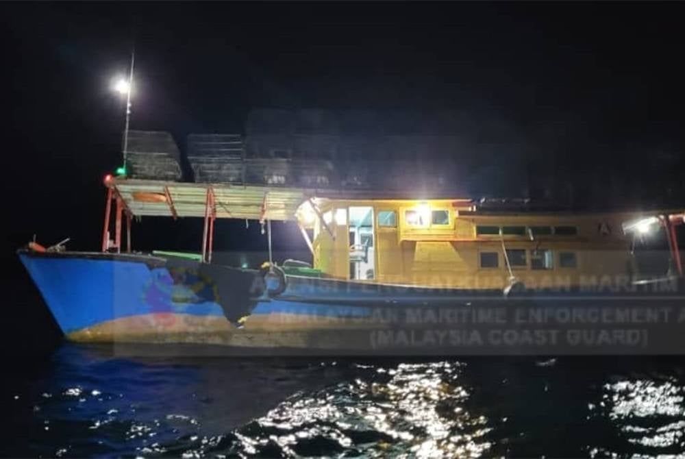 Bot yang ditahan pihak Maritim Malaysia. - foto APMM