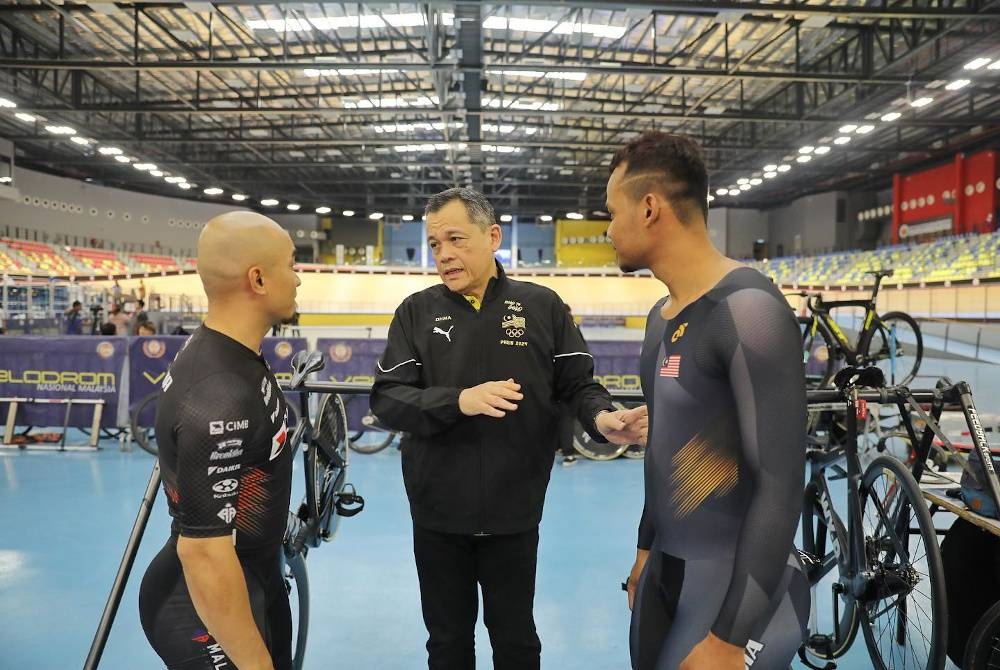 Ketua Kontinjen Malaysia ke Sukan Olimpik Paris 2024, Datuk Hamidin Mohd Amin berbual dengan Azizulhasni (kiri) dan Shah Firdaus di Velodrom Nasional di Nilai pada Isnin. - Foto FB Azizulhasni Awang
