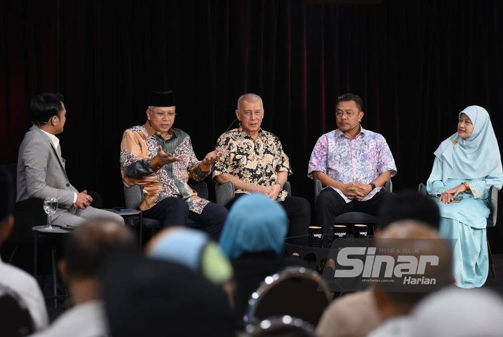 Annuar Musa (dua dari kiri) ketika program Wacana bertajuk “PRI: Siapa Patut Rakyat Pilih” yang berlangsung di Auditorium Kumpulan Karangkraf pada Selasa. - Foto Sinar Harian MOHD RAFIQ REDZUAN HAMZAH