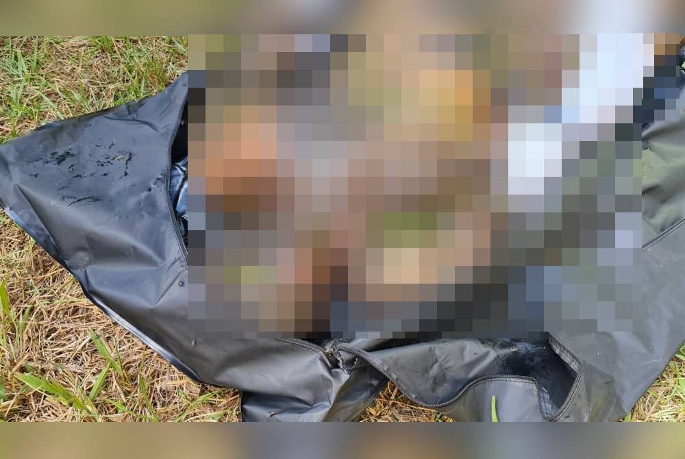 Mayat lelaki yang sudah reput dan tidak dikenali identitinya ditemui di tempat pembuangan sampah di tepi Jalan Felda Maokil-Bukit Kepong, Lenga, Muar pada Jumaat.