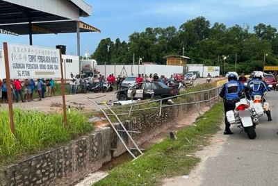 Kejadian dipercayai berlaku apabila kereta dipandu Ganesan dalam keadaan laju ketika cuba melintasi persimpangan lampu isyarat di Jalan Lencong Timur, di Sungai Petani kira-kira jam 5 petang Isnin. - Foto ihsan polis