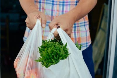 Pelaksanaan Kempen Tiada Plastik yang turut merangkumi pengenaan caj 20 sen bagi setiap beg plastik sekali guna dalam usaha kerajaan mengurangkan sisa plastik di negara ini, dilihat ibarat mencurah air ke daun keladi.(Gambar hiasan) - Foto 123rf