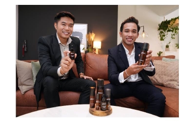 Mohamad Faisal (kanan) dan Edward Cheng merupakan usahawan yang memulakan perniagaan produk penjagaan wajah sewaktu pandemik Covid-19. 