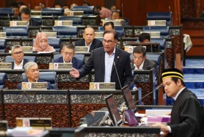 Anwar ketika sesi soal jawab pada Persidangan Dewan Rakyat di Bangunan Parlimen pada Selasa. - Foto Bernama