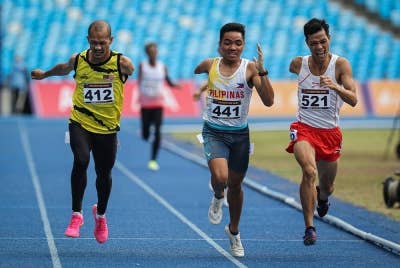 Ashraf (kiri) menamatkan saingan 800m (T46- kecacatan fizikal) APG dengan pingat perak di Phnom Penh pada Selasa. Foto Bernama