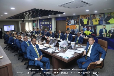 Hamidin (kiri) mempengerusikan Mesyuarat Jawatankuasa Eksekutif FAM Kali Kelapan Bagi Penggal 2021-2025.