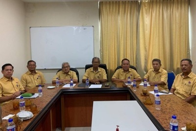 Mahmood (tengah) pada sidang media di Wisma PKMM Johor, Johor Bahru pada Selasa.