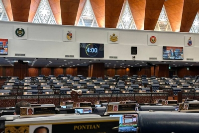 Ahmad Maslan menerusi hantaran di Facebook menunjukkan keadaan Parlimen ketika perbahasan tersebut.