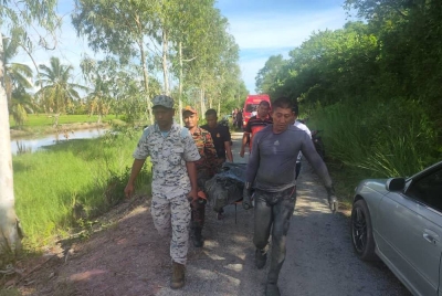 Mayat salah seorang nelayan yang hilang ketika memukat udang di perairan Kuala Sala ditemukan tersangkut dalam lumpur paya bakau di kawasan Kuala Kangkung pada Selasa.
