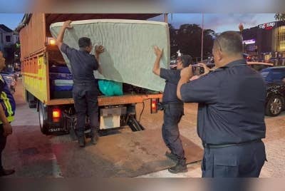 Anggota penguat kuasa MBSJ menyita barang di salah satu premis rumah urut tanpa lesen pada Khamis.