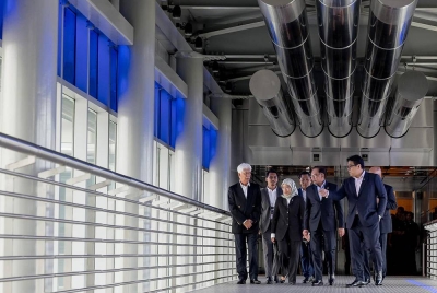 Anwar (dua dari kanan) pada Selasa mengadakan lawatan kerja ke Petronas di Menara Berkembar Petronas dan turut diberi taklimat berhubung industri minyak dan gas. - Foto FB Anwar Ibrahim