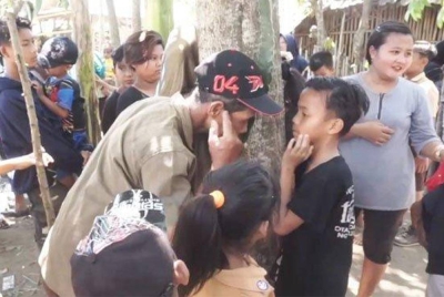 Orang ramai berpusu-pusu untuk mendengar sendiri suara pokok akasia yang mengeluarkan bunyi seakan-akan budak perempuan menangis di Jember. - Agensi