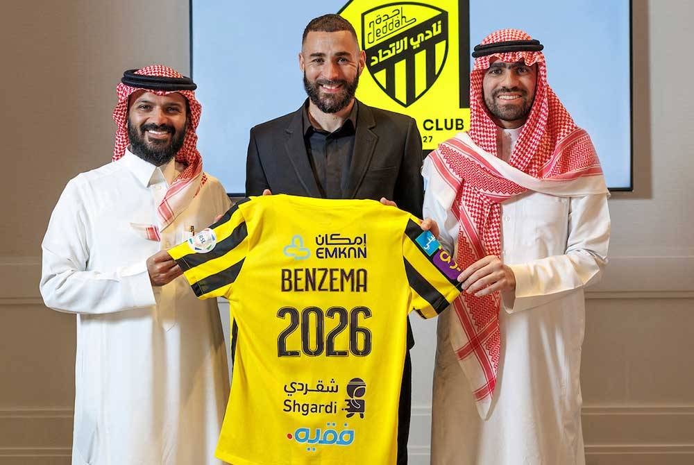 Benzema (tengah) ketika diperkenalkan sebagai pemain Al-Ittihad. - Foto AFP