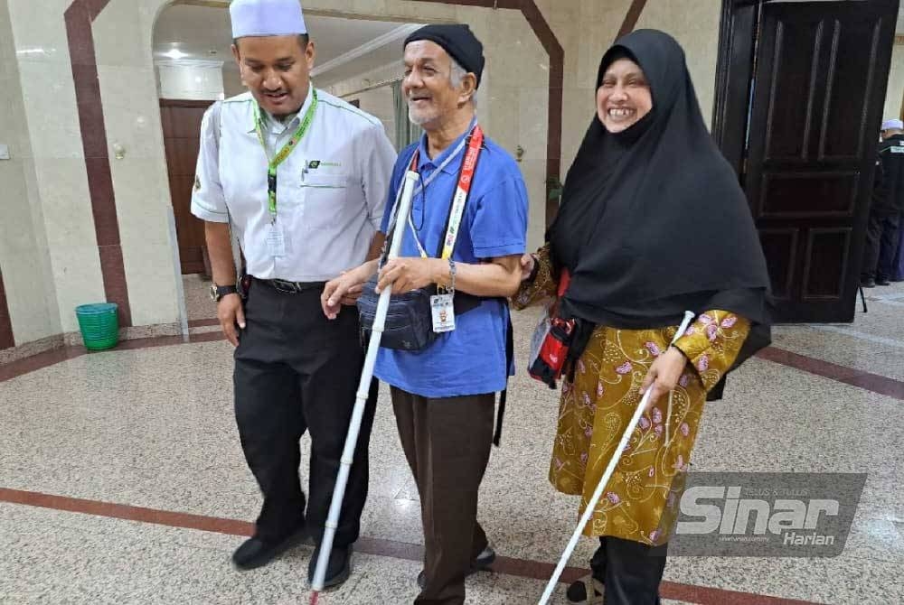 Bukhara dan Siti Aidah ditemani petugas haji ke bilik penginapan mereka.