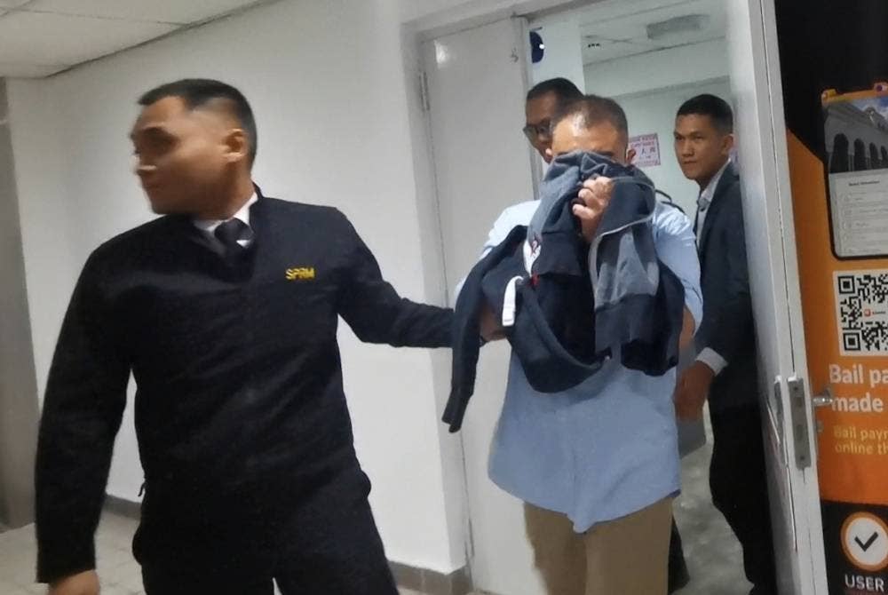 Shahrizal Ridzuan (dua dari kanan) ketika dihadapkan ke Mahkamah Sesyen di Kuala Terengganu, pada Rabu.