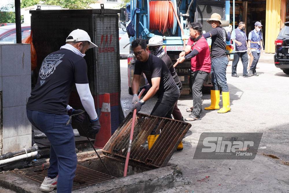 Kerja menyedut sisa kotoran menggunakan peralatan khas pada Operasi Meruntuhkan Stuktur Binaan Atas Longkang di Jalan USJ 1/19 dan USJ 1/20 Taman Subang Permai pada Rabu. FOTO: ROSLI TALIB.