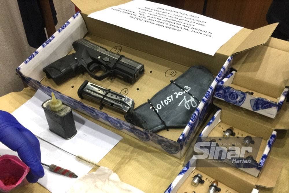Pistol jenis Steyr Mannlicher M004124 bersama kelopak dan peluru berukuran sembilan milimeter.