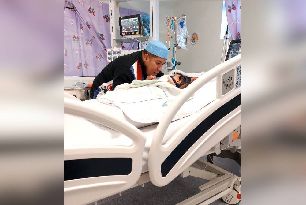 Mohd Shafiq Idrus, bersama anaknya di ICU Hospital Tunku Azizah (HTA).