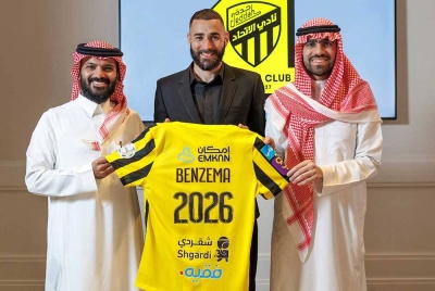 Benzema (tengah) ketika diperkenalkan sebagai pemain Al-Ittihad. - Foto AFP