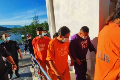 Lelaki (kanan) yang tular dalam rakaman memukul kepala dan mengugut seorang pemandu wanita direman selama tiga hari di Mahkamah Majistret Tapah pada Rabu.