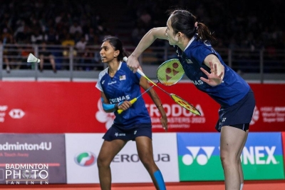 Beregu utama wanita negara bermula baik ketika berdepan wakil Jepun, Rin Iwanaga-Kie Nakanishi sebelum kehilangan momentum susulan kecederaan dialami Pearly sehingga mereka tewas di set pertama 13-21, pada perlawanan di Stadium Tertutup Singapura. - Foto Facebook BAM