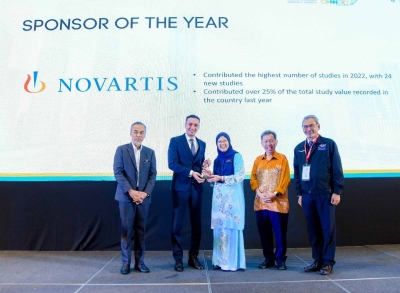 Mohamed Elwakil (dua dari kiri) menerima anugerah daripada Menteri Kesihatan, Dr Zaliha Mustafa sambil disaksikan Ketua Pengarah Kesihatan, Datuk Dr Muhammad Radzi Hassan (kiri); Timbalan Perdana Menteri Sarawak, Prof. Dato Sri Dr. Sim Kui Hian dan Ketua Pegawai Eksekutif, Penyelidikan Klinikal Malaysia, Dr Akhmal Yusof. oleh Prof. Dato Sri Dr. Sim Kui Hian, Timbalan Perdana Menteri Sarawak dan Menteri Kesihatan Awam, Perumahan serta Kerajaan Tempatan Sarawak dan Dr Akhmal Yusof, Ketua Pegawai Eksekutif, Penyelidikan Klinikal Malaysia.