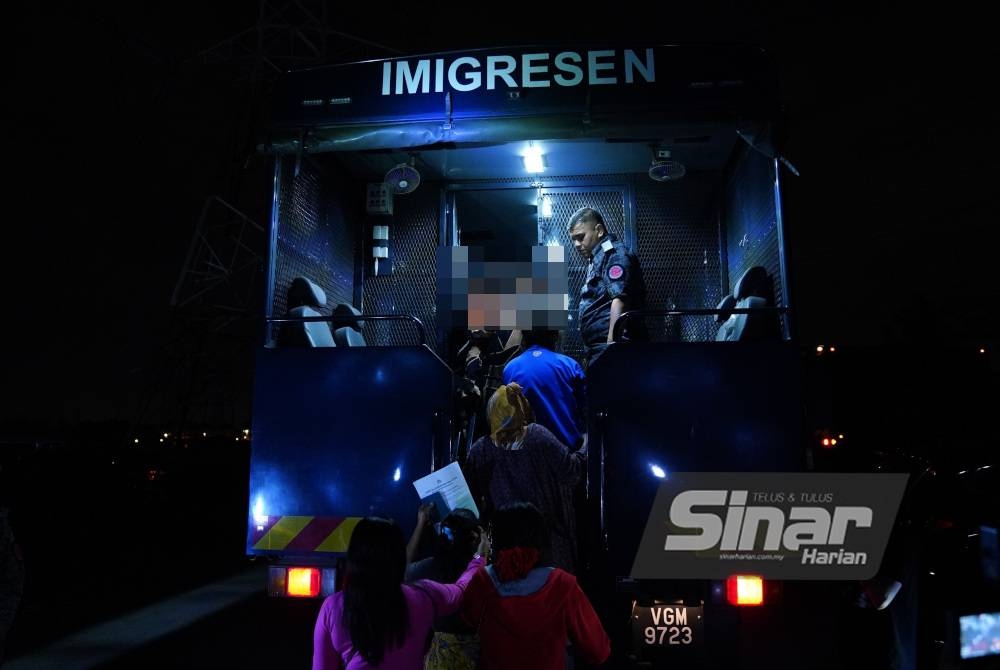 Kesemua PATI yang ditahan dibawa ke Pejabat Bahagian Penguatkuasa Jabatan Imigresen Selangor untuk siasatan . - Foto MOHD HALIM ABDUL WAHID