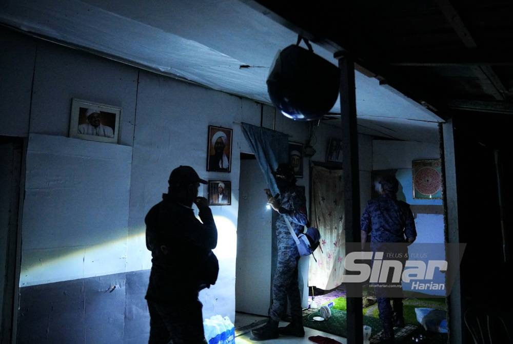 Imigresen menjalankan pemeriksaan di penempatan warga asing semasa serbuan di Pulau Meranti, Puchong di Selangor pada Khamis. - Foto MOHD HALIM ABDUL WAHID