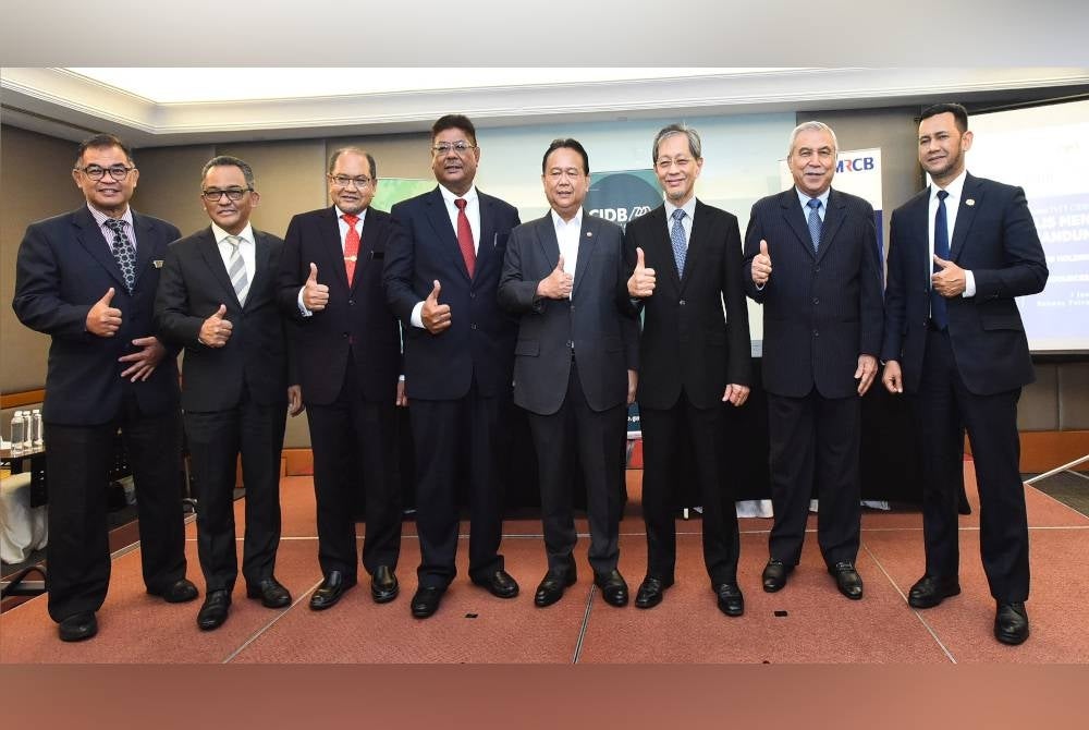 Alexandar (lima dari kiri) bergambar kenangan bersama wakil CIDB dan MRCB yang hadir pada majlis MoU itu yang diadakan di Kuala Lumpur pada Rabu.