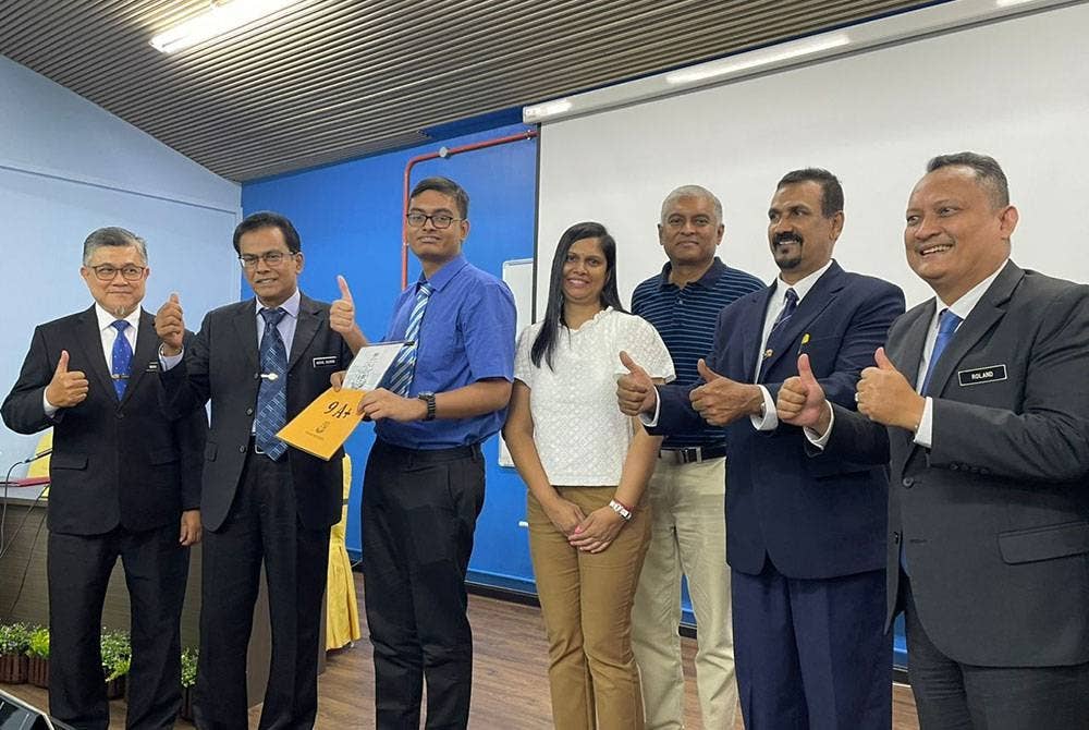 Abdul Rashid (dua dari kiri) bersama salah seorang pelajar terbaik SPM 2022 Pulau Pinang selepas sidang akhbar di Penang Free School pada Khamis.