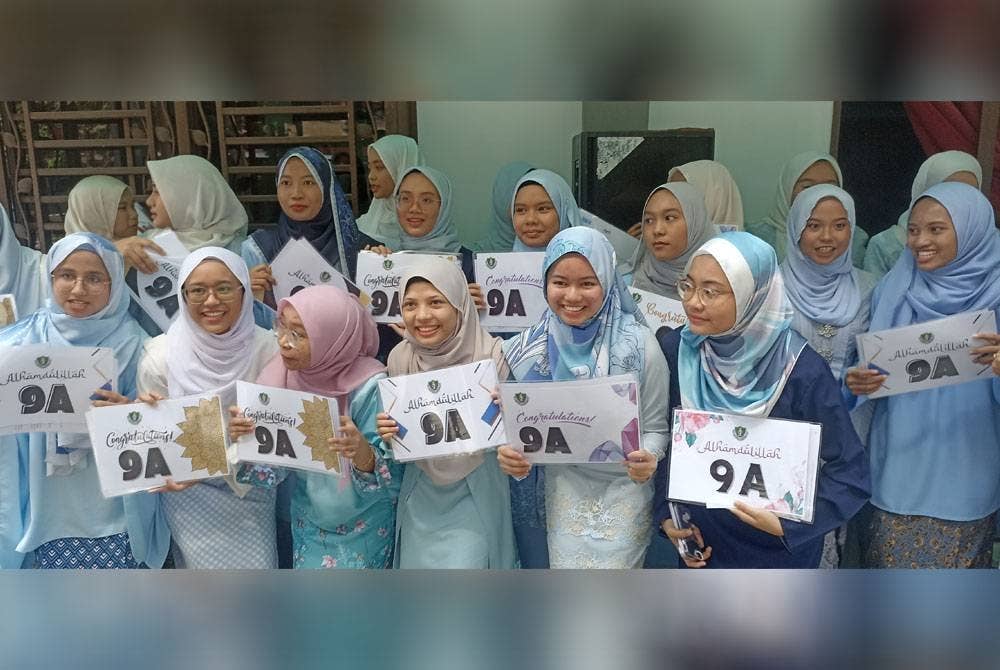 Calon SPM di Sekolah Tun Fatimah bergambar selepas memperoleh keputusan cemerlang.