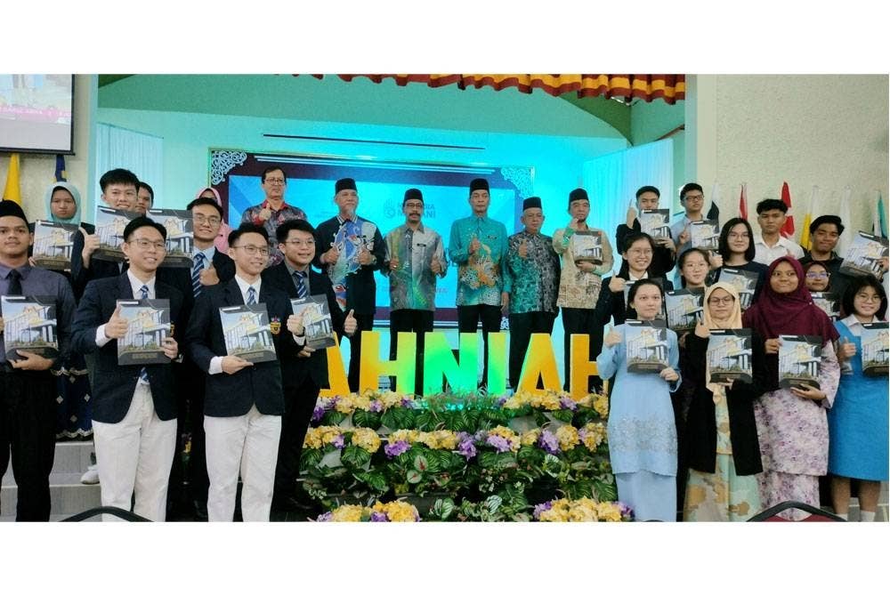 Antara calon cemerlang Sijil Pelajaran Malaysia (SPM) 2022 diraikan dalam satu majlis khas di Sekolah Menengah Sains Sultan Mohamad Jiwa, Sungai Petani, Kedah.