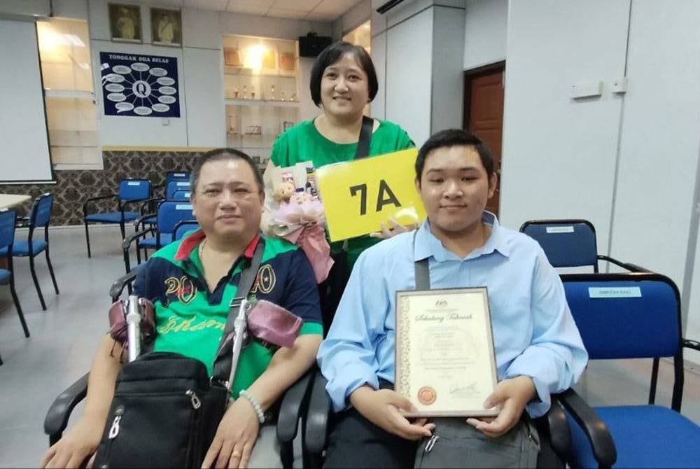 Wei Qian (duduk kanan) bersama ibu dan ayahnya.