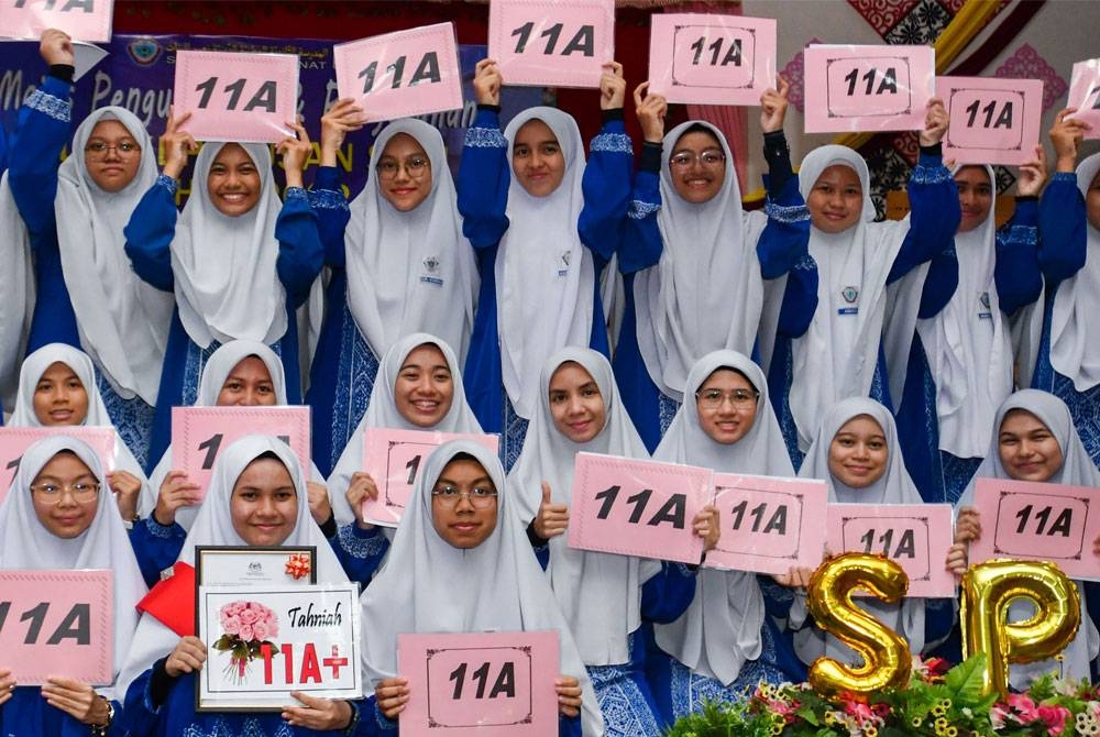 Pelajar Sekolah Menengah Kebangsaan Agama (SMKA) Naim Lilbanat bergambar kenangan selepas mendapat keputusan SPM 2022 pada Khamis. - Foto Bernama