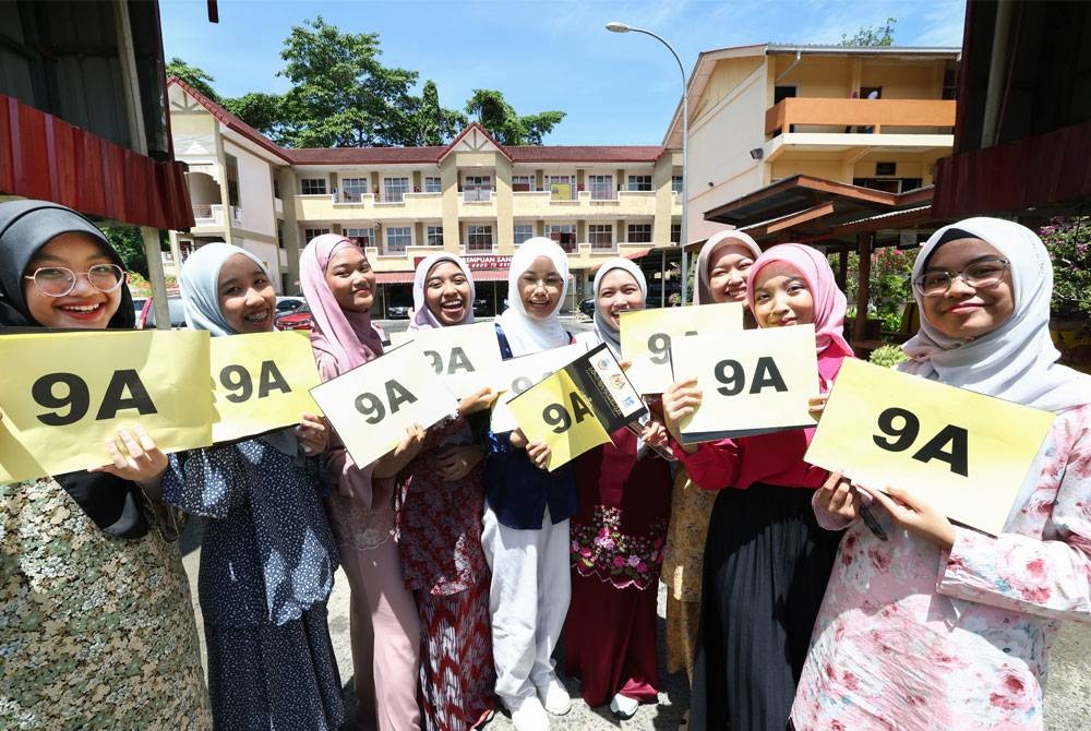 Beberapa pelajar cemerlang Sekolah Menengah Kebangsaan Perempuan Sandakan bergambar selepas mengambil slip peperiksaan SPM 2022 yang diumumkan pada Khamis.