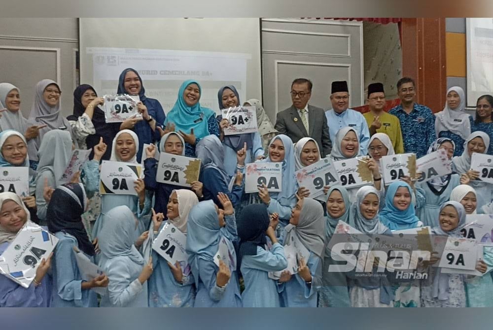 Calon SPM yang memperoleh keputusan cemerlang di Sekolah Tun Fatimah Johor Bahru.