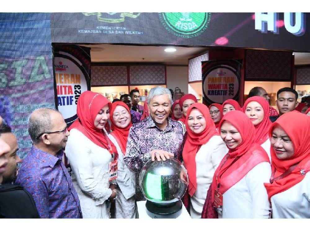Noraini (tiga kanan) mengiringi Ahmad Zahid (tengah) merasmikan Hub Usahawan Wanita di WTC pada Khamis.