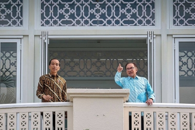 Anwar (kanan) bersama Jokowi sempena lawatan kerja dua hari Presiden Indonesia itu ke Malaysia di Seri Perdana pada Khamis. - Foto Bernama
