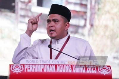 Dr Muhamad Akmal menyampaikan ucapan pada Perhimpunan UMNO 2023 yang diadakan di Pusat Dagangan Dunia Kuala Lumpur, pada Khamis - Foto Sinar Harian/Rosli Talib