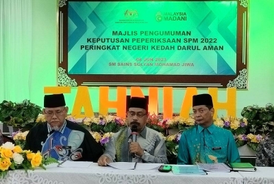 Ismail (tengah) ketika mengumumkan keputusan SPM 2022 di SMS Sultan Mohamad Jiwa pada Khamis.