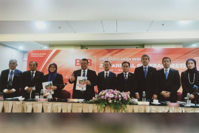 Che Had (empat dari kiri) bersama Ahli Lembaga Pengarah BDB bersempena Mesyuarat Agung Tahunan BDB ke-28 di sebuah hotel, pada Khamis.