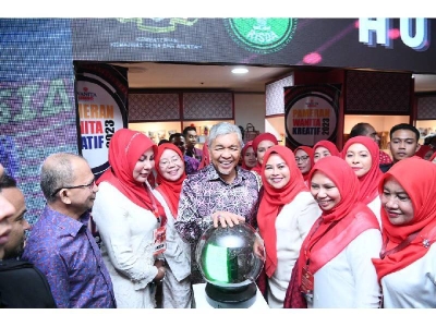 Noraini (tiga kanan) mengiringi Ahmad Zahid (tengah) merasmikan Hub Usahawan Wanita di WTC pada Khamis.